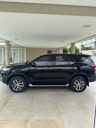 TOYOTA HILUX SW4 2.8 SRX 4X4 7 LUGARES 16V TURBO INTERCOOLER DIESEL 4P AUTOMÁTICO